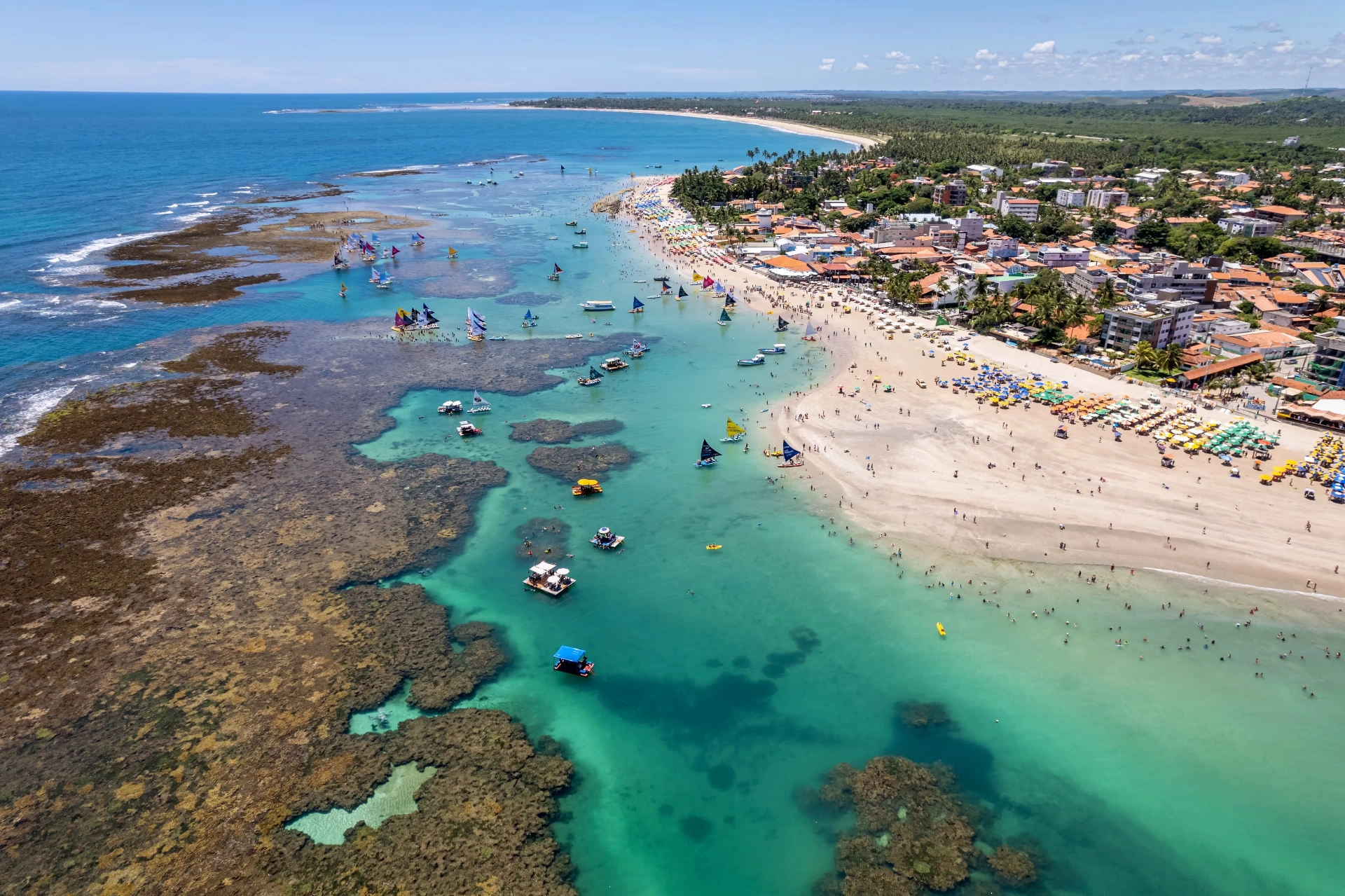 Vista aérea de Porto de Galinhas com águas cristalinas e piscinas naturais